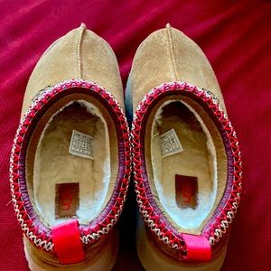 UGG Tazz platform slippers size 7. Barely used, brand new. Size too small.